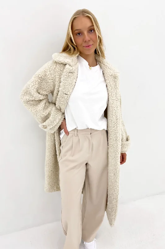 Women's Vintage-Inspired Outfit Oslo Teddy Coat Cream